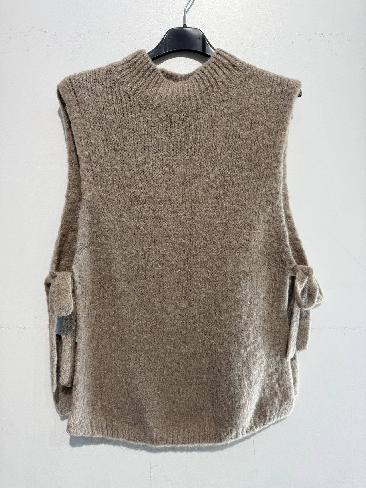 Sleeveless sweater in baby alpaca and wool 3451: Camel