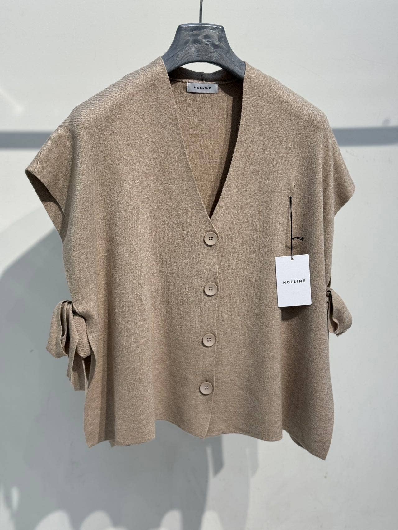 25210 knitted sleeveless vest: Taupe