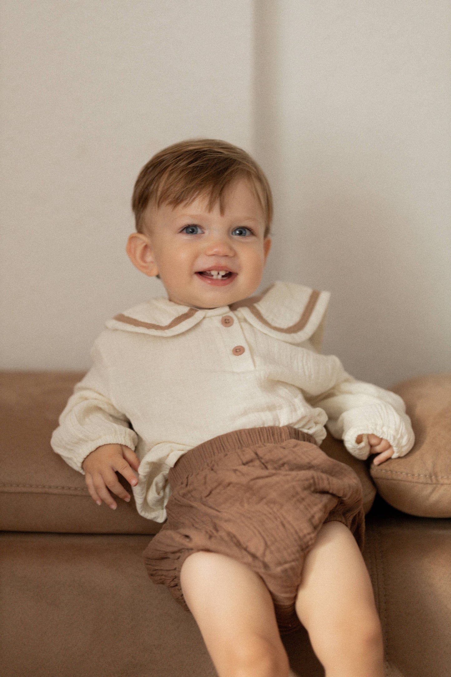 Annie & Charles® muslin set with organic cotton collar: Brown / 6-12 M