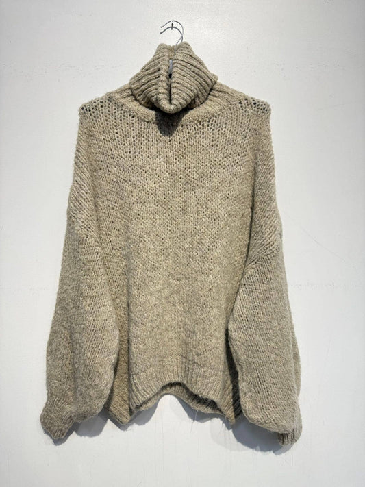 Oversized turtleneck sweater with alpaca: Beige