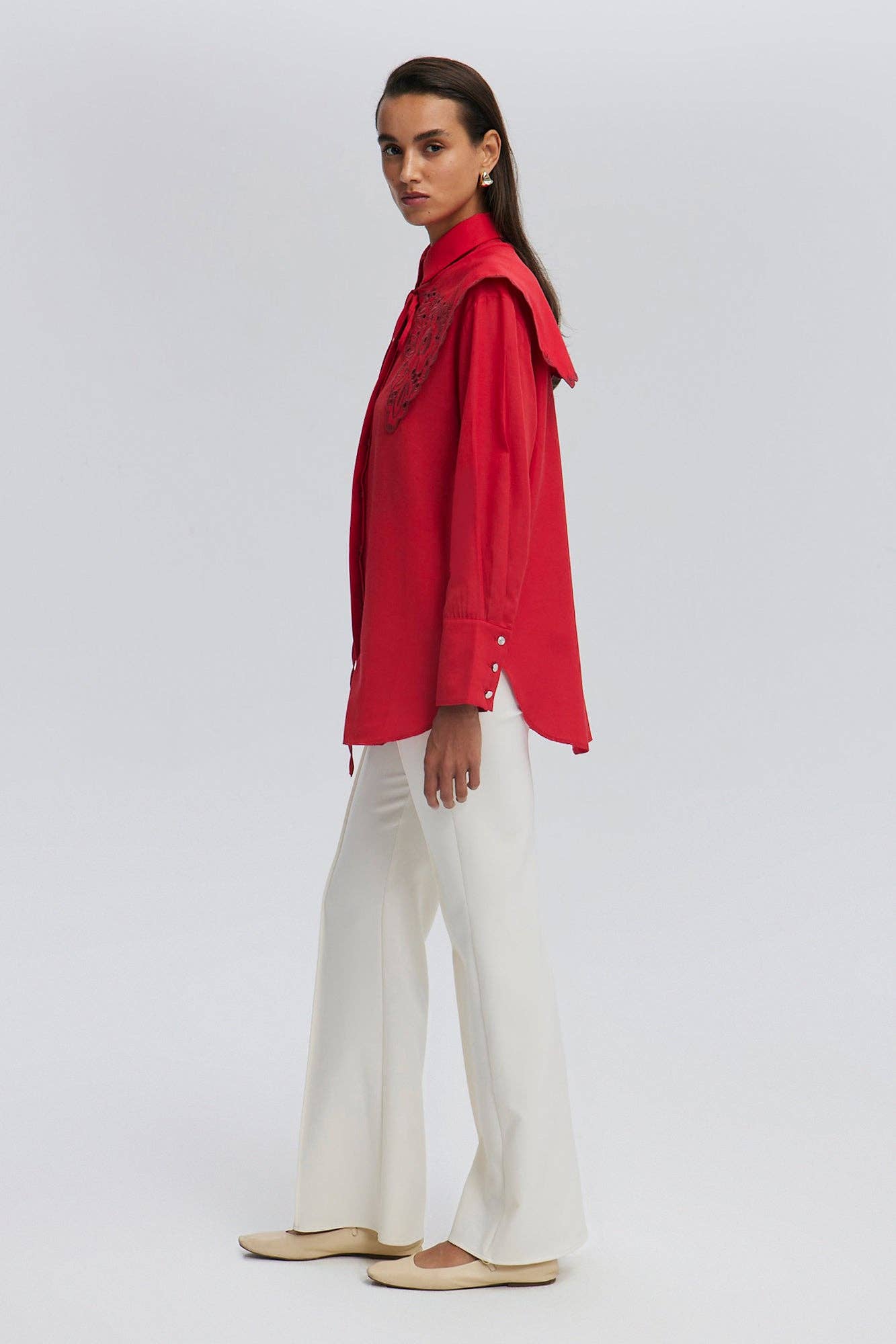 EMBROIDERY DETAILED WIDE COLLAR SHIRT: Red / 38