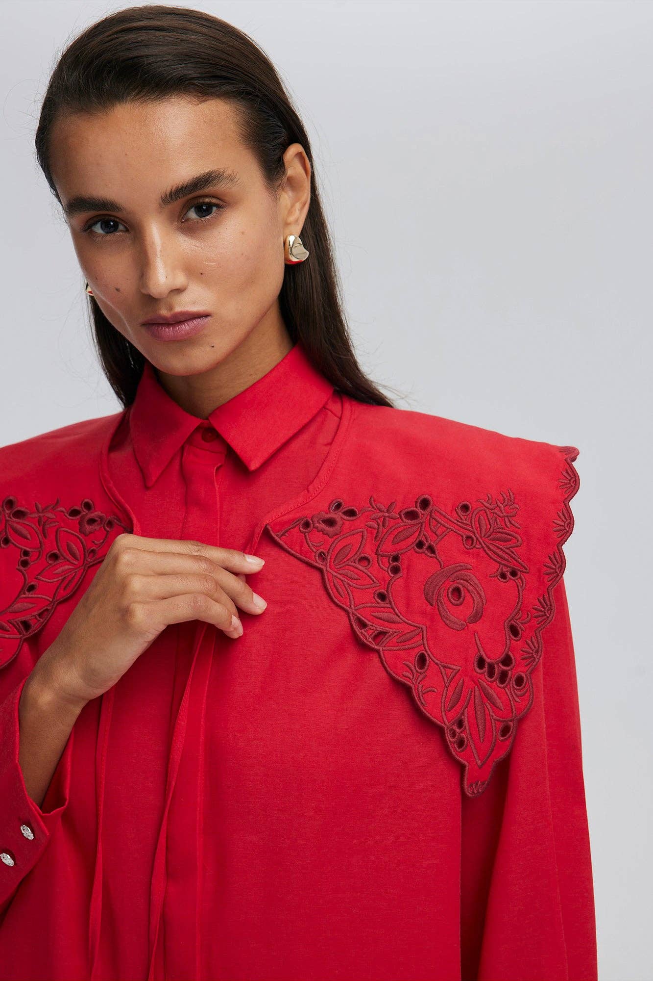 EMBROIDERY DETAILED WIDE COLLAR SHIRT: Red / 38