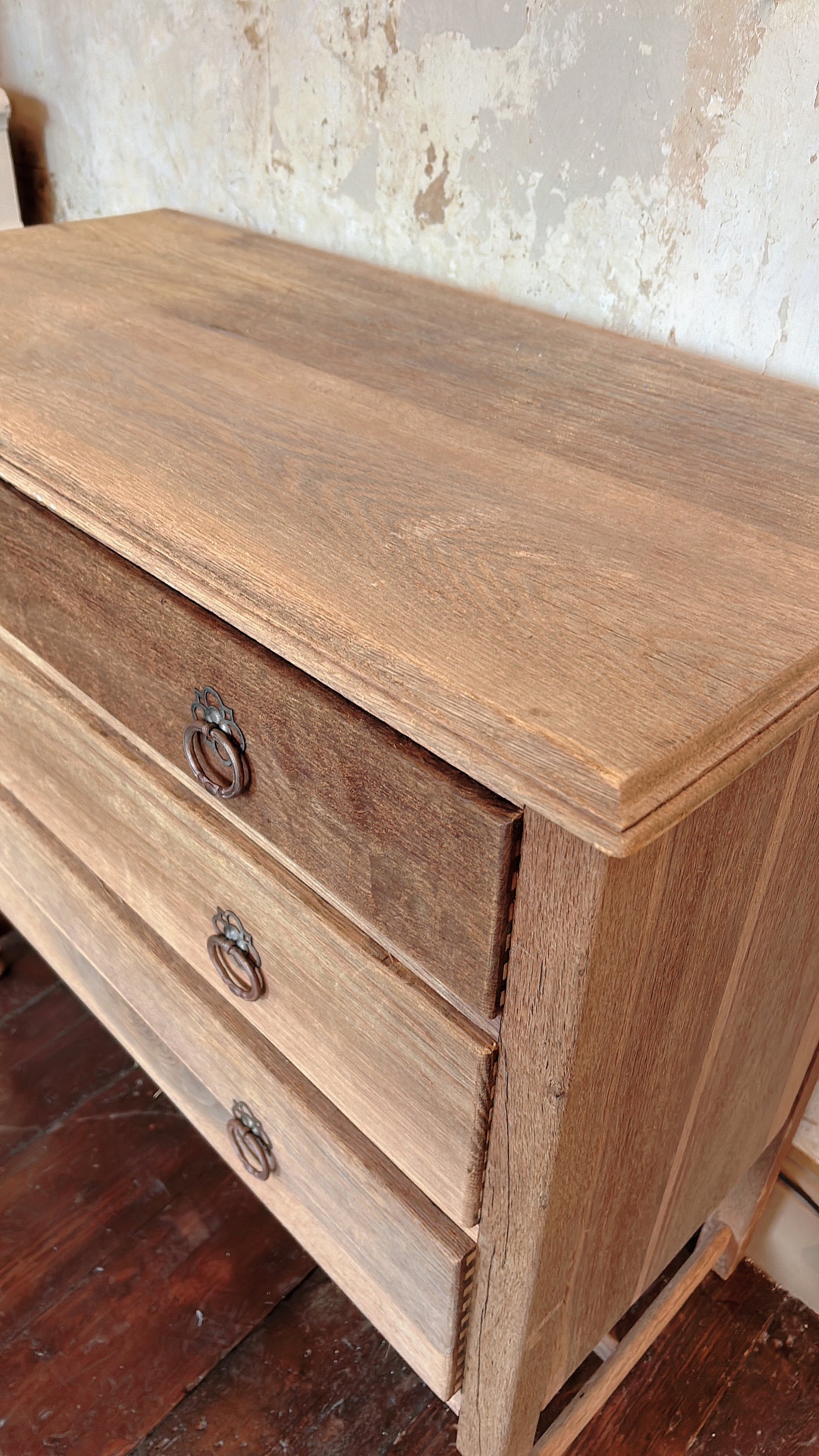 Oak chest of drawers