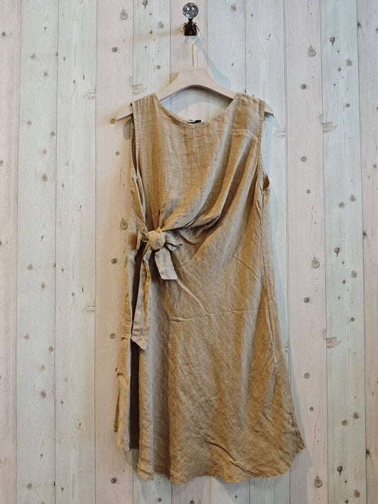 REF 5108 SLEEVELESS DRESS WITH BOW: CAMEL