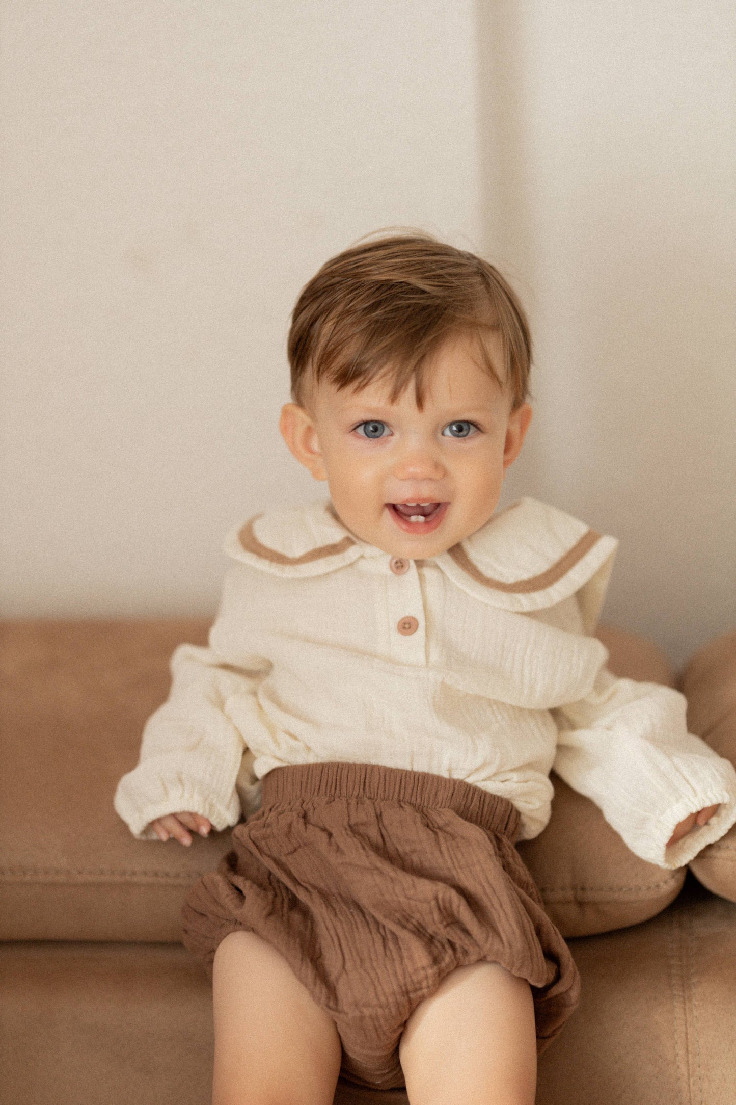 Annie & Charles® muslin set with organic cotton collar: Brown / 6-12 M