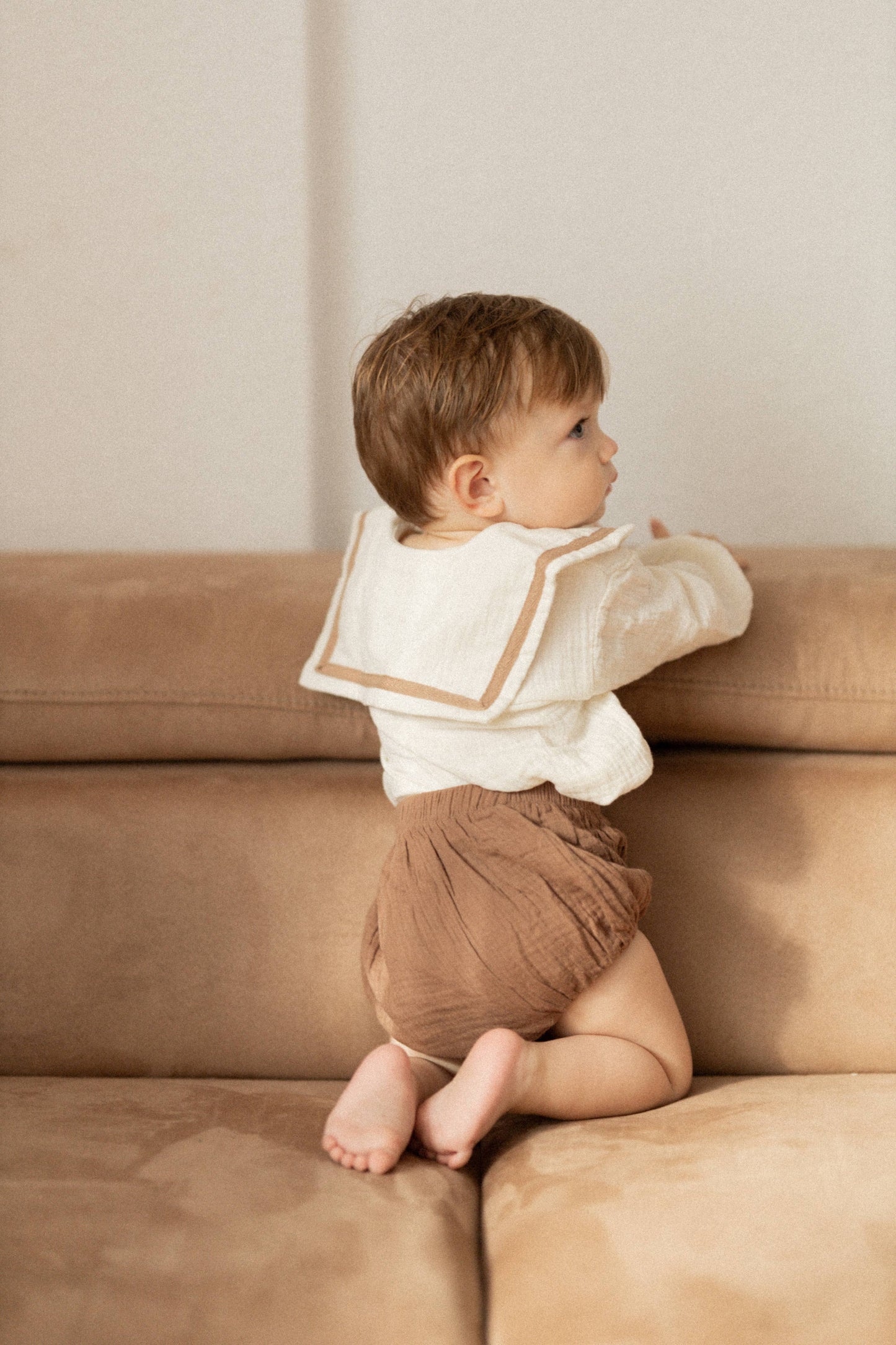 Annie & Charles® muslin set with organic cotton collar: Brown / 6-12 M