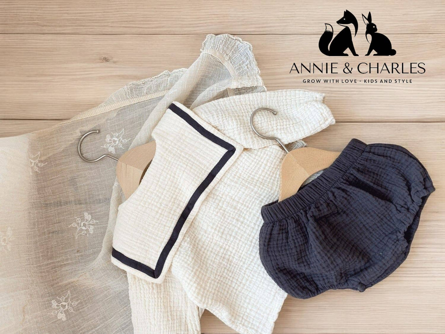 Annie & Charles® muslin set with organic cotton collar: Brown / 6-12 M
