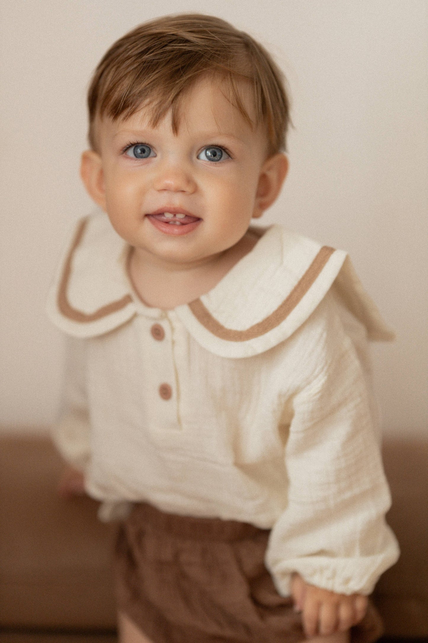 Annie & Charles® muslin set with organic cotton collar: Brown / 6-12 M