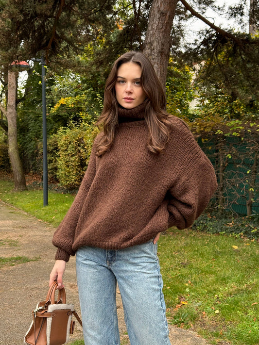 Oversized turtleneck sweater with alpaca: Chocolate